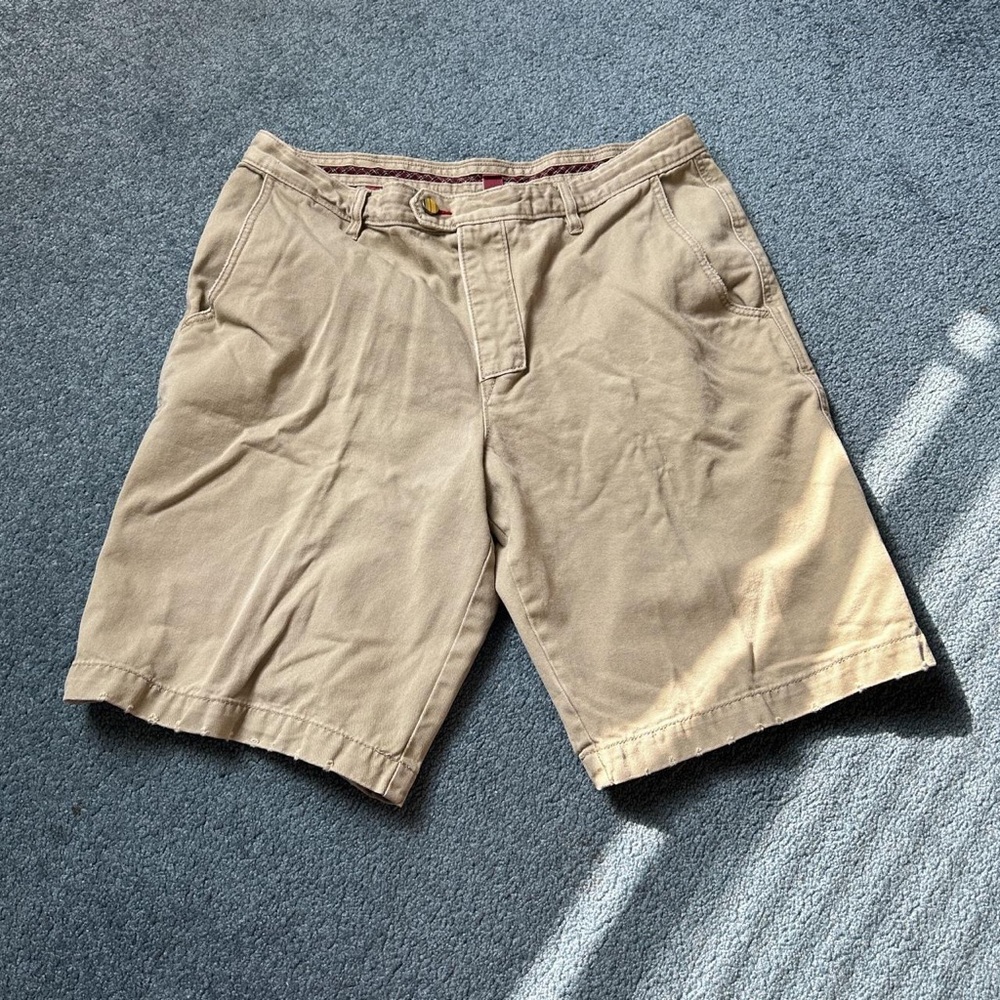 men’s khaki shorts